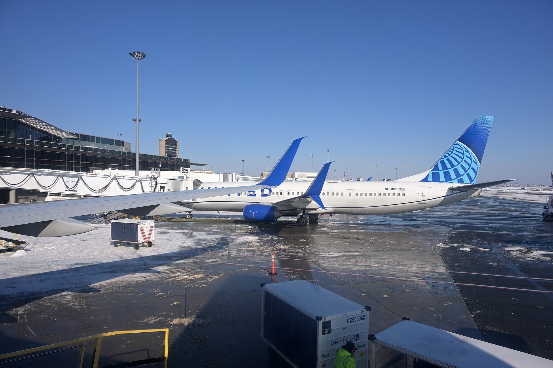 Avión en plataforma
